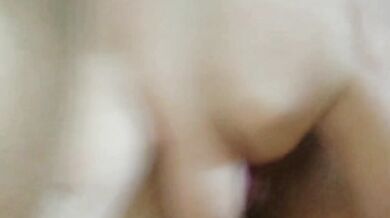 ベッドで自慰行為をしながら排尿する