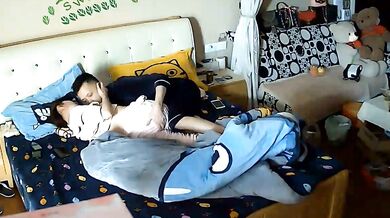 韓国の若いカップルが自宅で密かにセックスを録画