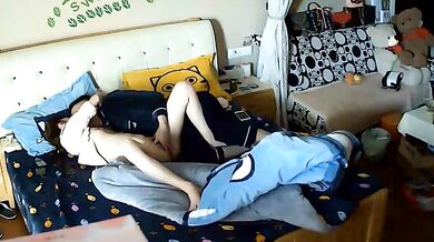 韓国の若いカップルが自宅で密かにセックスを録画