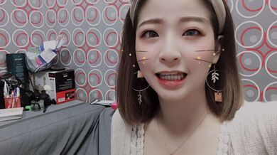 巨乳騷美女玩奶自拍