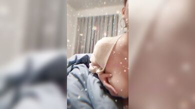 Vẻ đẹp busty chơi với bộ ngực và chụp ảnh tự sướng