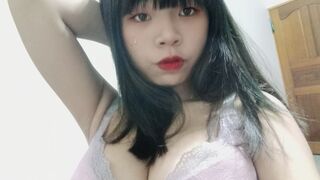 巨乳微肉妹妹抓揉奶
