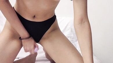 Singaporean girl masturbates to orgasm with vibrator