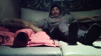 Trai đẹp Hàn Quốc và em gái mặc tất đen chụp ảnh selfie khi ân ái trong phòng riêng