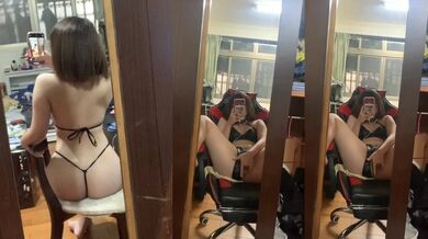 性感短發妹對鏡自慰噴水