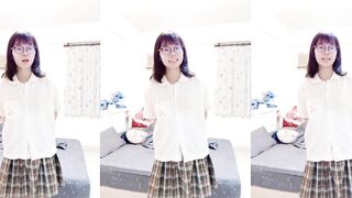 可愛四眼妹妹脫校服自拍