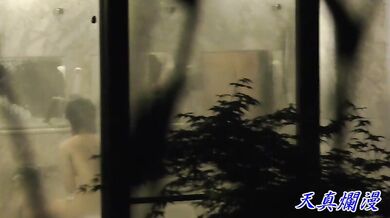 Pan496-pa05-bathvoyeur