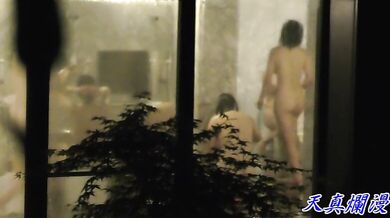 Pan496-pa05-bathvoyeur