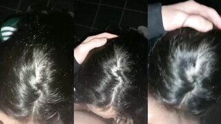 妹子廁所手交吃肉棒