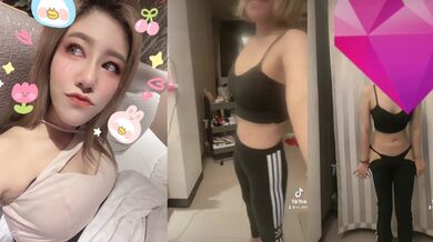 Con đĩ tóc vàng ngực nhỏ chụp ảnh tự sướng