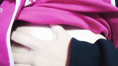 Cô gái nóng nảy với bộ ngực nhỏ thủ dâm