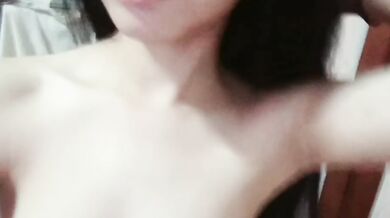 Cô gái nóng nảy với bộ ngực nhỏ thủ dâm