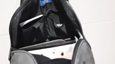 巨乳のニュージーランド人少女がバスルームで自撮りし、鏡の前で服を脱いで自慰行為をする