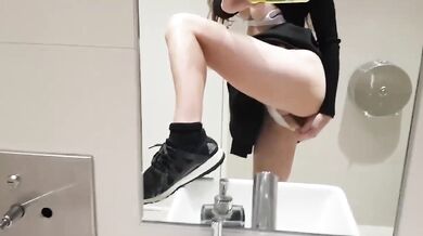 巨乳のニュージーランド人少女がバスルームで自撮りし、鏡の前で服を脱いで自慰行為をする