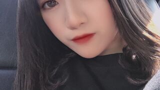 対照的に貧乳の少女が尻の穴で遊ぶ