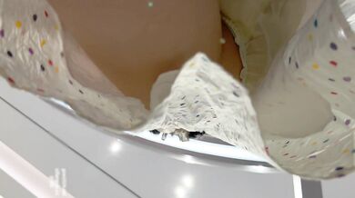 和男友甜蜜逛街寬松長裙學妹黃色半透明可愛内内CD時看到沒穿胸罩出了半個大奶