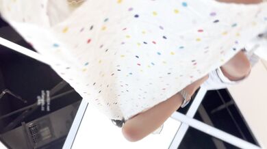 和男友甜蜜逛街寬松長裙學妹黃色半透明可愛内内CD時看到沒穿胸罩出了半個大奶