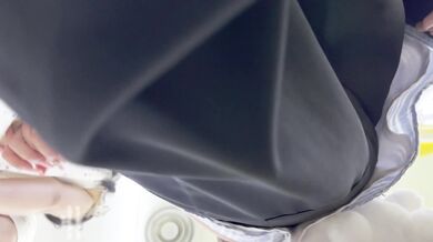 和男友甜蜜逛街寬松長裙學妹黃色半透明可愛内内CD時看到沒穿胸罩出了半個大奶