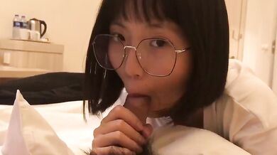 大きなメガネのガールフレンドのフェラチオ一人称視点