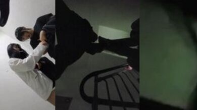 韓國G神帶兩個妹子在樓梯口口交