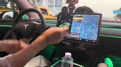 特斯拉車主等綠燈口交