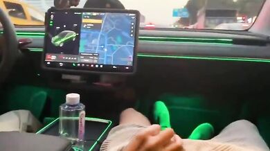 特斯拉車主等綠燈口交