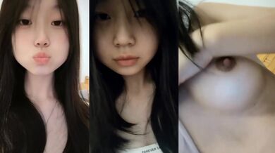 Cô gái dễ thương với bộ ngực lớn nắm lấy ngực và lây lan âm hộ của cô ấy