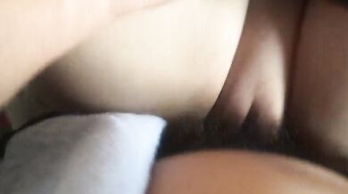 叔父の黒いチンポが処女の無毛のタイトなオマンコをファックする