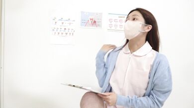 ノーパンノーブラ剛毛カーペットアシスタント♡ローアングルから见るおまんこと美乳がエロすぎる♡【ローアングル/美奶/ナース衣】