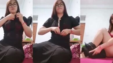 学生のQuiuは服を脱いで自慰行為をした