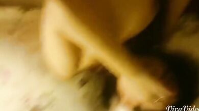 美しい女の子がセックスパートナーとセックスをしながら、腰と腰を狂ったようにひねりながら喘ぎながら自撮りをする（2）