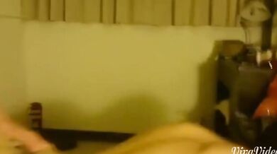 美しい女の子がセックスパートナーとセックスをしながら、腰と腰を狂ったようにひねりながら喘ぎながら自撮りをする（2）