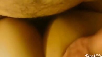 美しい女の子がセックスパートナーとセックスをしながら、腰と腰を狂ったようにひねりながら喘ぎながら自撮りをする（2）