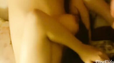 美しい女の子がセックスパートナーとセックスをしながら、腰と腰を狂ったようにひねりながら喘ぎながら自撮りをする（2）