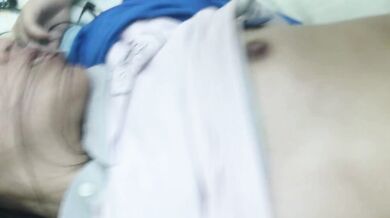 妹は兄に打ちのめされ、痛みで泣き止むためにタオルを噛んだ