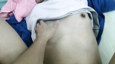 妹は兄に打ちのめされ、痛みで泣き止むためにタオルを噛んだ