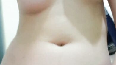 國中生洗澡邊自慰,揉奶摳嫩屄還牽絲