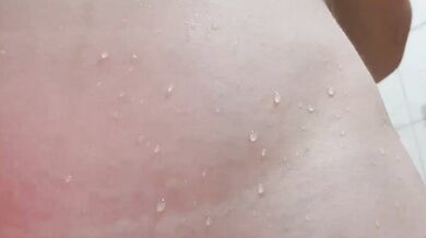 國中生洗澡邊自慰,揉奶摳嫩屄還牽絲