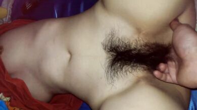 妹が酔って寝ている間に兄が下着を脱いでびしょ濡れマンコを犯した(3)