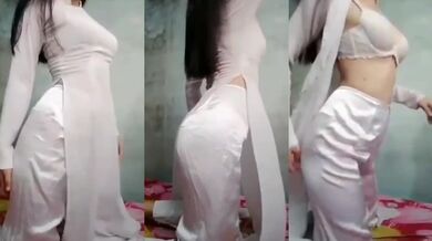 ファッションデザインの学生が自撮りをする