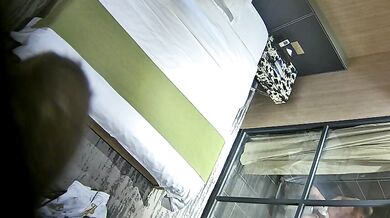 ホテルにチェックインする中年夫婦を密かに撮影