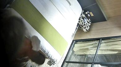 ホテルにチェックインする中年夫婦を密かに撮影