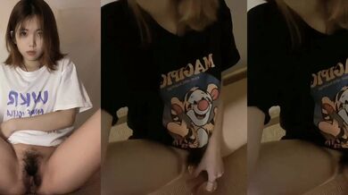 Con đĩ xăm mình thủ dâm bằng một cái "của quý" giả