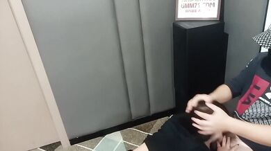 Đồng nghiệp vắng nhà nên tôi dụ vợ đi hát và quan hệ ở KTV