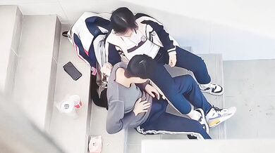 偷窺高中情侶樓道挖穴