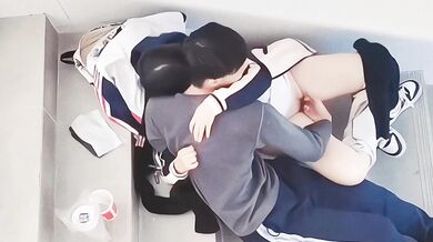 偷窺高中情侶樓道挖穴