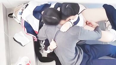 偷窺高中情侶樓道挖穴