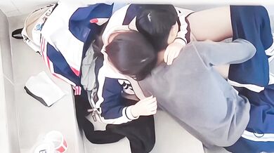 偷窺高中情侶樓道挖穴