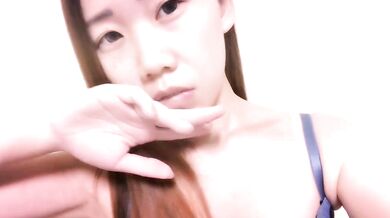 大奶騷貨磨蹭香蕉揉逼噴水