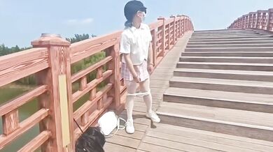 調教JK母狗橋上露出